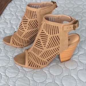 Sexy taupe sandals!